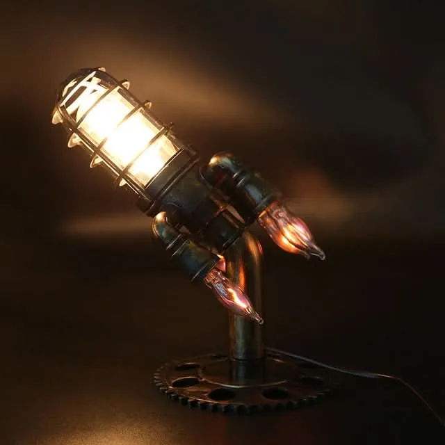 Steampunk-Rakete Tischlampe mit Flammenlicht-Effekt