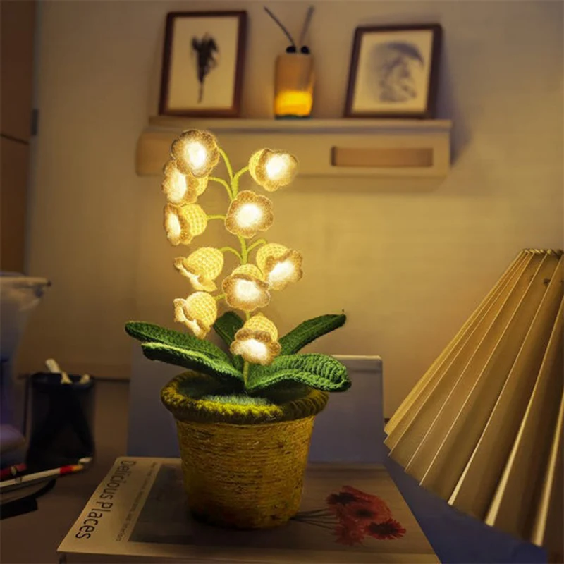 Dekorativ LED Natlampe med Hæklet Blomster – Lily Bloom Bordlampe med Varmt Hvidt Lys til Indendørs Brug