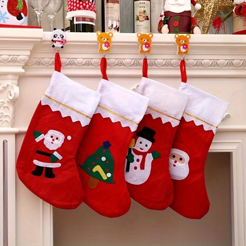 Sæt af julesokker til dekoration ved pejsen med Santa