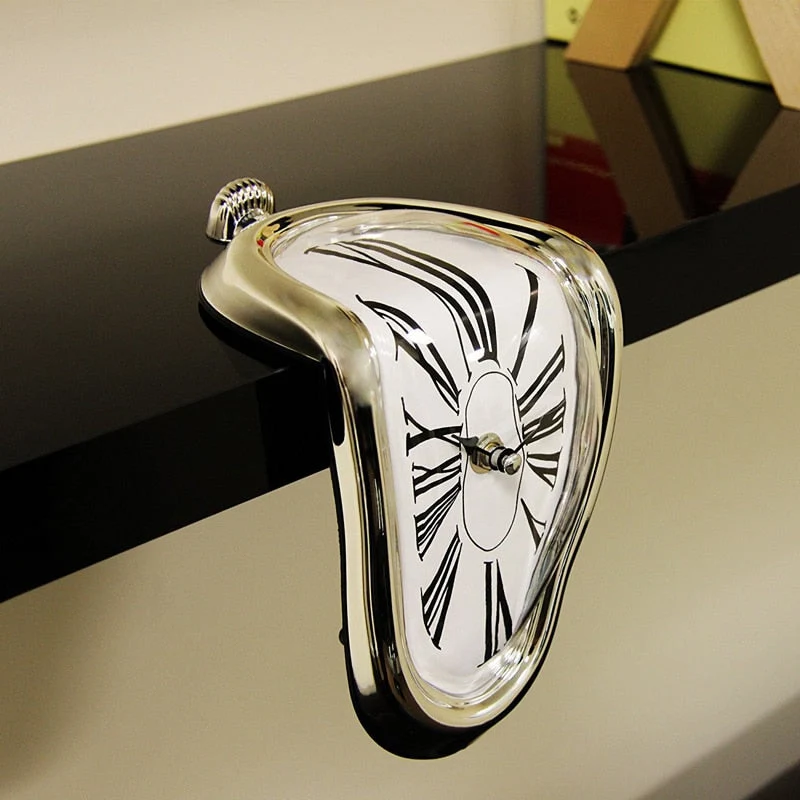 Surrealistisk Ur med Smeltende Design Inspireret af Salvador Dalí