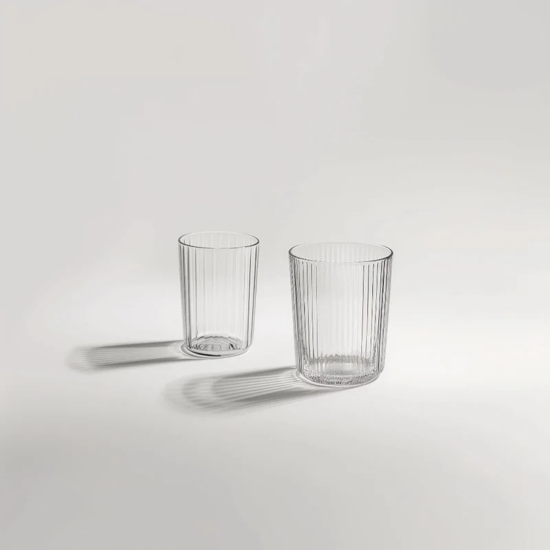 Glasvase med stribet design i minimalistisk stil