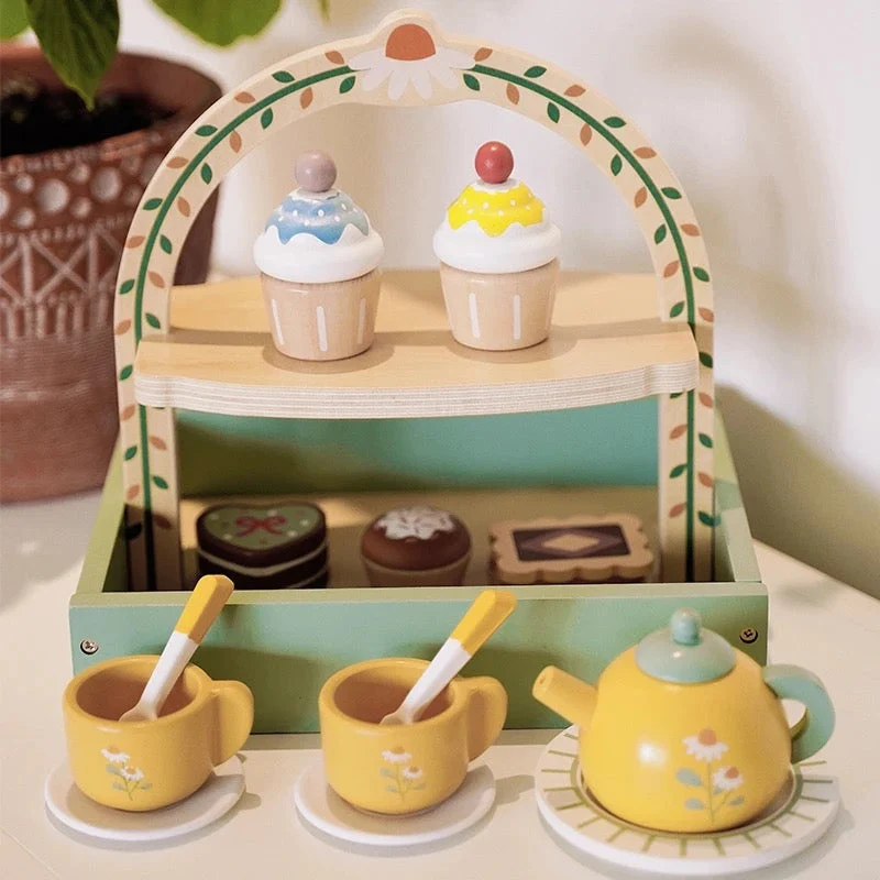 Fantastisk te-sæt i træ til børn med cupcakes – Legende stunder
