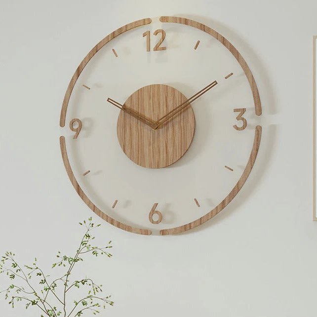 Vægur i træ med skandinavisk design