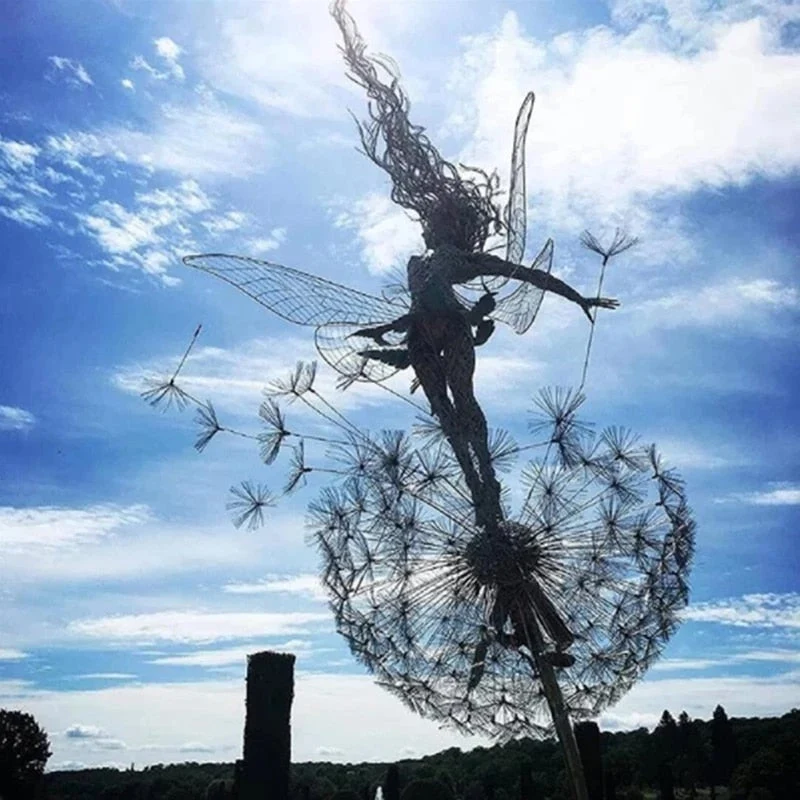 Kunstskulptur af fe på mælkesnor
