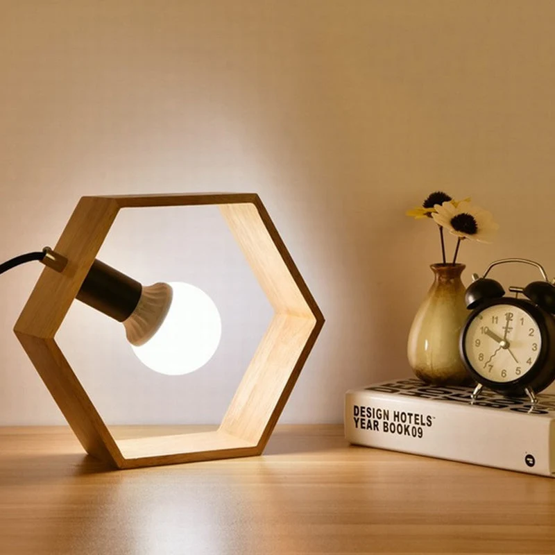 Elegant Trælampe med Chalet Design