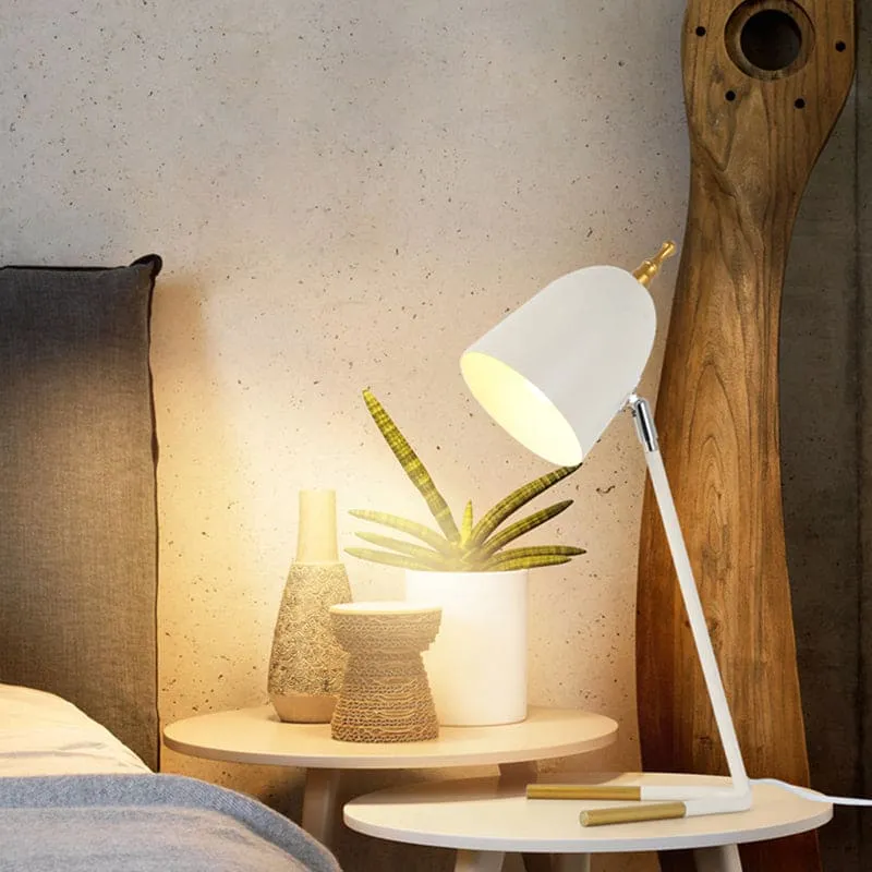 Moderne Metal Bordlampe med Kuppelformet Skærm