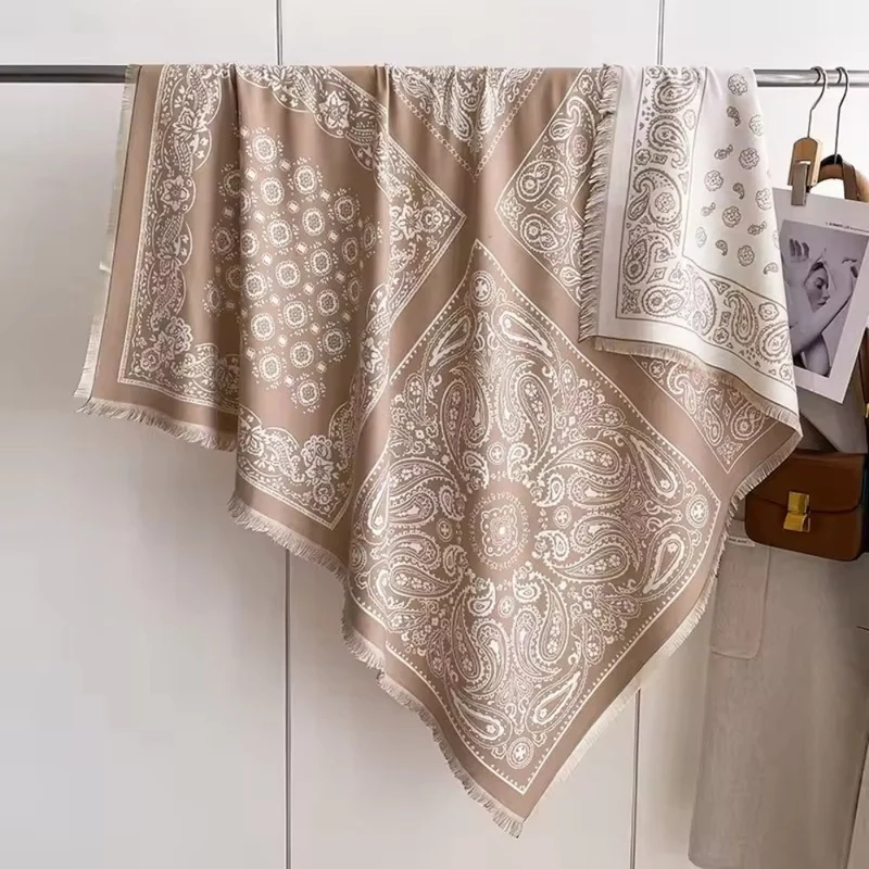 Blomstret Tørklæde i Blød Polyester – Stilfuld og Behagelig