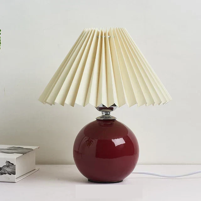 Vintage Bordlampe med Plisseret Skærm – Nostalgisk Hyggebelysning
