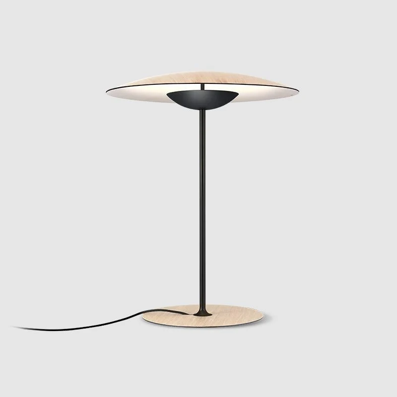 Stilfuld bordlampe med justerbar belysning