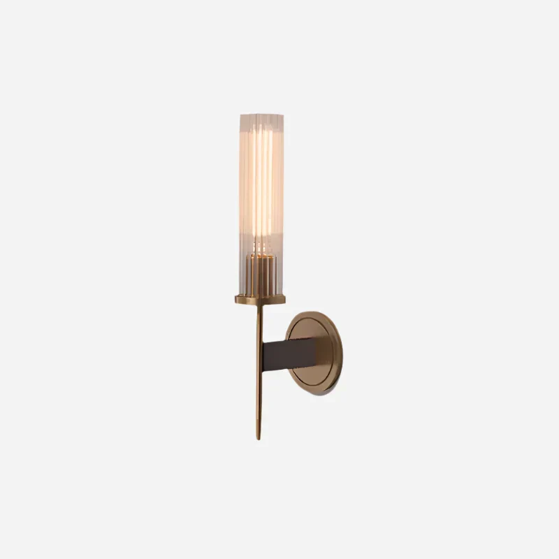 Elegant væglampe i ribbet glas med varm kobberfinish
