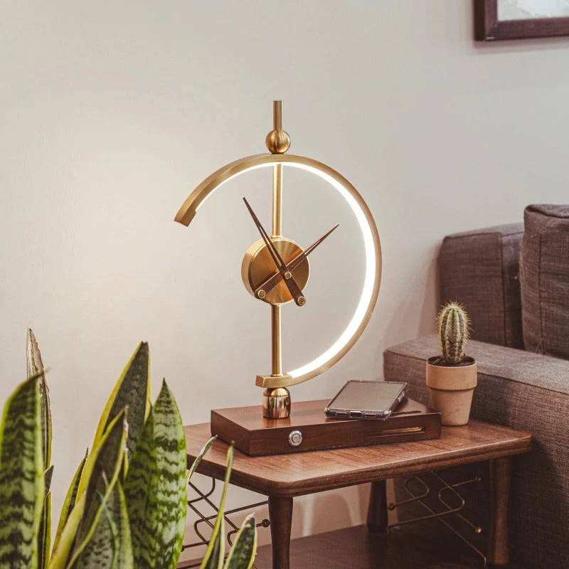 Smart LED Lampe i Træ med Ur og Trådløs Opladning