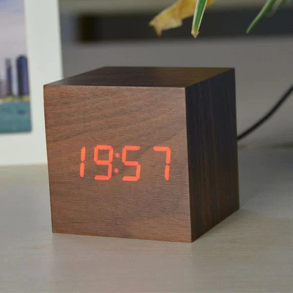 Digital Træur med LED Display - Stilfuldt og Pladsbesparende