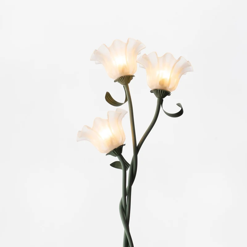 Flot Gulvlampe med Blomstrede Glas og Varm LED-belysning