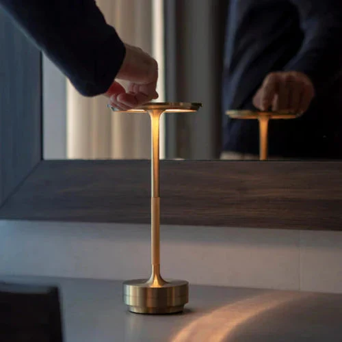 Trådløs LED Bordlampe i Guld - Stilfuld og Justerbar Belysning