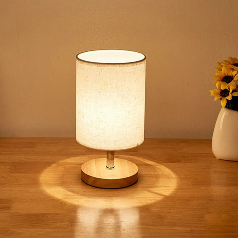 Stilren Bordlampe med Stofskærm og Træfod - Skab Hygge